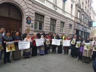 PROTEST U SARAJEVU: “Majke Srebrenice” ispred ambasade Švedske negodovale zbog Nobela za Handkea