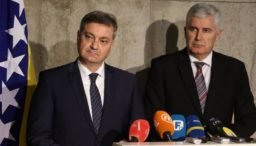 Čović i Zvizdić stigli u Brisel, razgovarali sa Varhelyjem