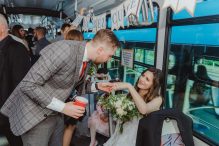 Neobični svatovi usred Zagreba: Po mladenku došli tramvajem