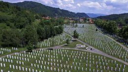 Srebrenico, uplakani cvijetu…