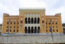 Na današnji dan agresor je zapalio sarajevsku Vijećnicu i dokumente koji svjedoče o historiji BiH