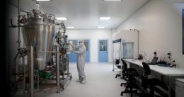 Pauzirano ispitivanje cjepiva AstraZenece protiv covida-19