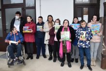 Austrijska humanitarna organizacija SOS Balkanroute donirala školski pribor Udruženju “I mi postojimo”