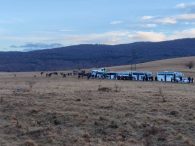 Migranti iz Lipe proveli noć u autobusima, i dalje čekaju novi smještaj