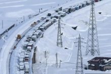 Hiljadu ljudi ostalo zaglavljeno na autoputu u Japanu uslijed jake snježne oluje