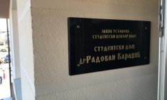Uklonjena sporna ploča s imenom zločinca Radovana Karadžića sa Studentskog doma na Palama