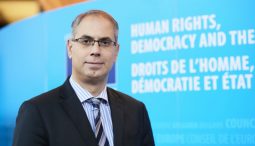 Štefánek stiže u BiH u obilazak migrantskih kampova