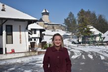 Devleta; Žena koja većinu slobodnog vremena posvećuje humanitarnom radu