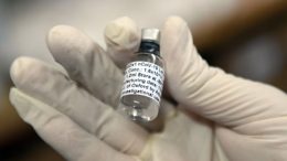 Bočica prve vakcine u SAD-u od sada u muzeju