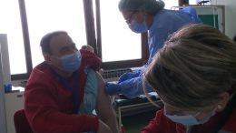 VAKCINACIJA: UPOSLENICI DOMOVA ZDRAVLJA PRIMILI PRVE DOZE VAKCINA PROTIV INFEKCIJE COVID-19