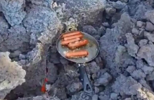 Ruski planinari se popeli na vulkan tokom erupcije pa na lavi ispekli kobasice