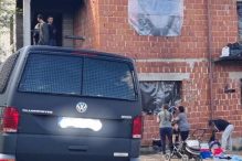 Pronađeno osam migrantskih porodica u devastiranom objektu u velikokladuškom naselju Stari Grad