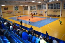 Prva utakmica za dva novoosnovana malonogometna kluba ”Mujo Hrnjica” i ”Vitez”, završena pobjedom gostiju rezultatom 2:3