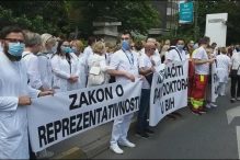 Ljekari protestovali ispred Vlade FBiH, zaprijetili generalnim štrajkom