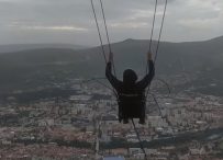 Najveća ljuljačka u BiH postavljena iznad Mostara okuplja domaće i strane turiste