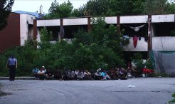 Migranti izmješteni iz neuslovnog objekta Krajina-metal u Bihaću