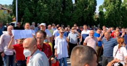 Protest grupe građana ispred državnog tužilaštva zbog hapšenja direktora OSA-e
