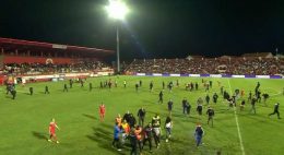 Utakmica Veleža i Borca prekinuta, navijači utrčali na teren stadiona Rođeni
