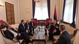 Dodik ispunio obećanje – doveo harmonikaša u kabinet