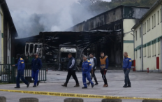 Fabrika u Srebreniku potpuno uništena, shrvani radnici u nevjerici posmatraju zgarište