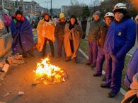 Rudari ogrnuti dekama i okupljeni oko vatre dočekali jutro ispred Vlade FBiH