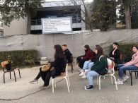 Mladi  Naše stranke performansom skrenuli pažnju na nedograđenu zgradu velikokladuškog Doma kulture