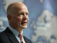 William Hague : Hitno rasporediti trupe u Brčkom i na aerodromu u Tuzli