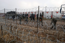 Vojska vježba podizanje bodljikave žice na granici s Rusijom
