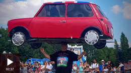 Britanski strongmen balansirao automobil na glavi i skupio novac za humanitarne svrhe