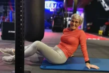 Fitness influenserka u 82. godini radi vježbe koje malo ko može izvesti
