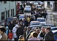 Miris prvog ovogodišnjeg iftara u Sarajevu: Građani čekaju u redovima kako bi kupili somune 
