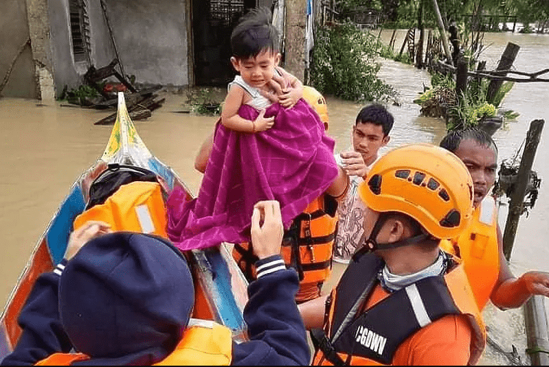 Broj mrtvih u tropskoj oluji na Filipinima porastao na 53, spasioci traže preživjele