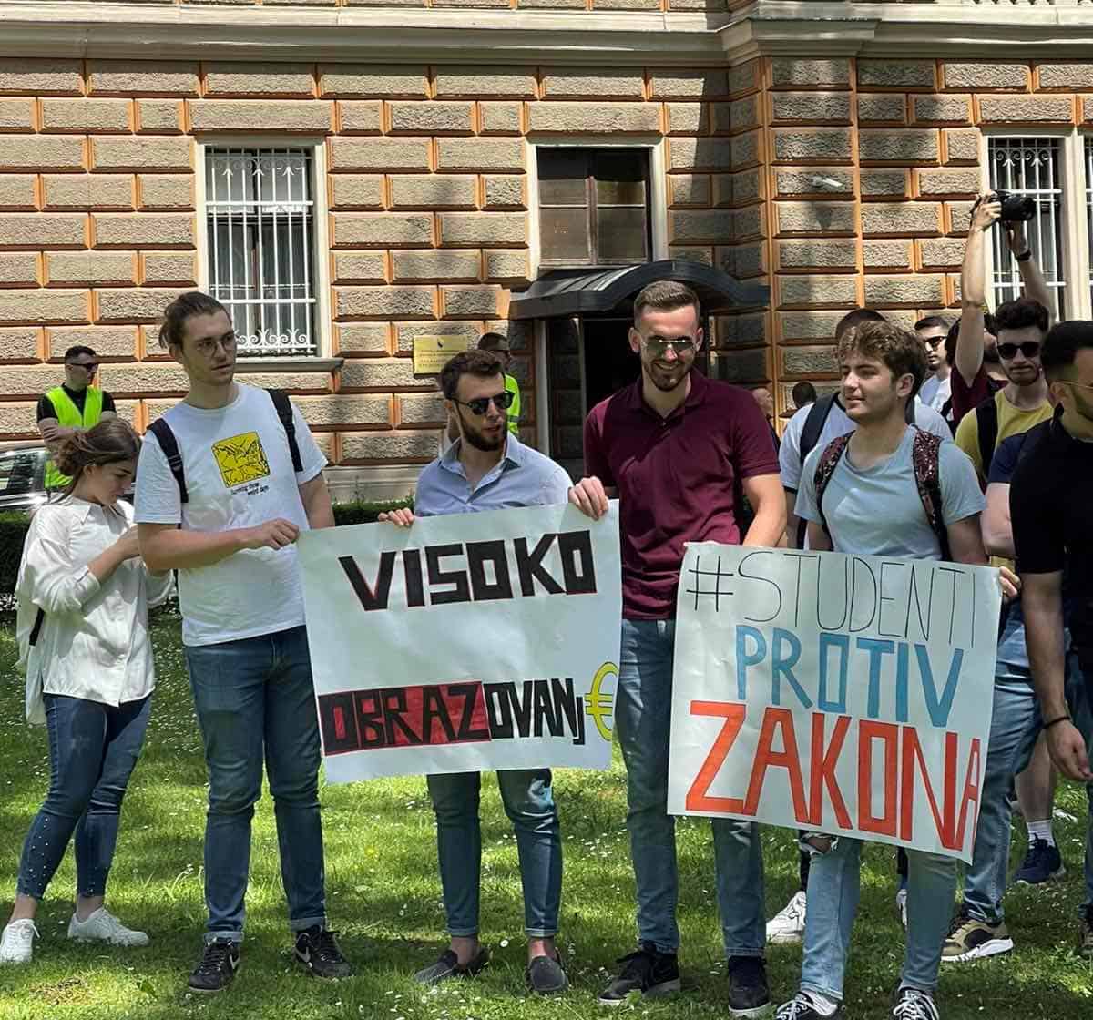 Studentski  protesti održani  danas ispred Vlade Kantona Sarajevo, simbolično 5 do 12