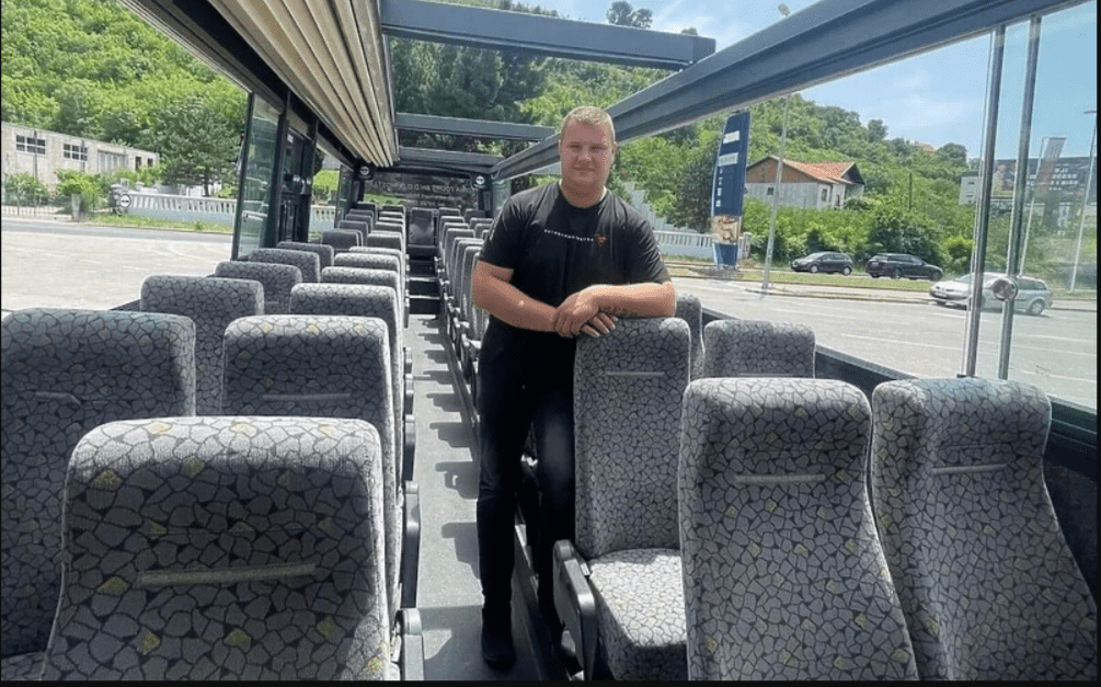 Mostarski muzičar investirao 100.000 KM da rodnim gradom vozi turiste u panoramskom autobusu