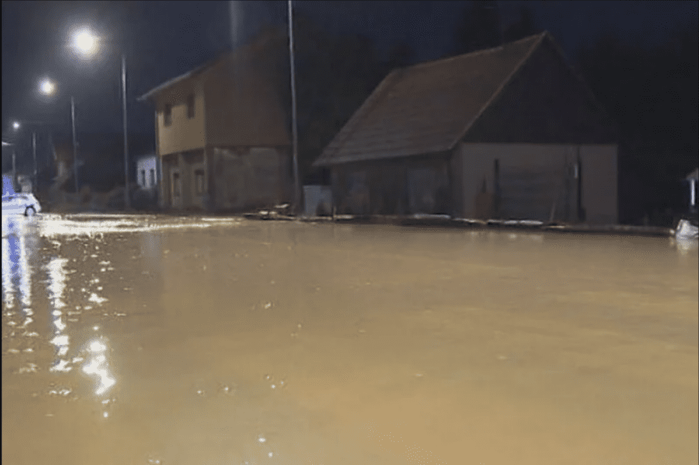 Poplava u Prijedoru: Voda ušla u kuće i izlila se na put, građane čeka teška noć