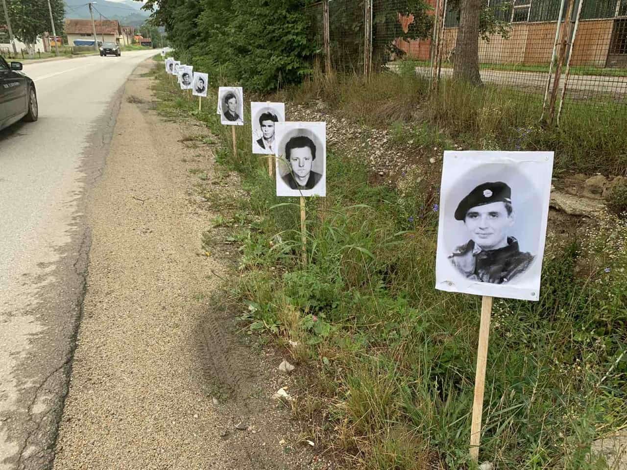 Policija naredila uklanjanje fotografija s puta prema Potočarima, prebačene u dvorišta kuća