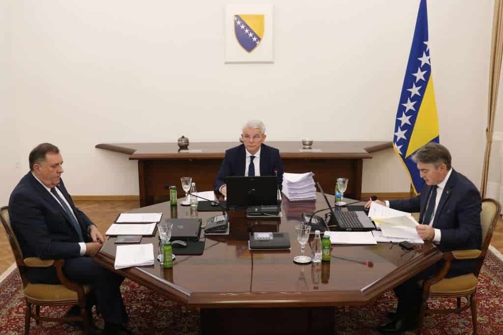 Dodik tražio da BiH promijeni stav o Ukrajini i ne učestvuje na Krimskoj platformi,  Džaferović i Komšić odbili
