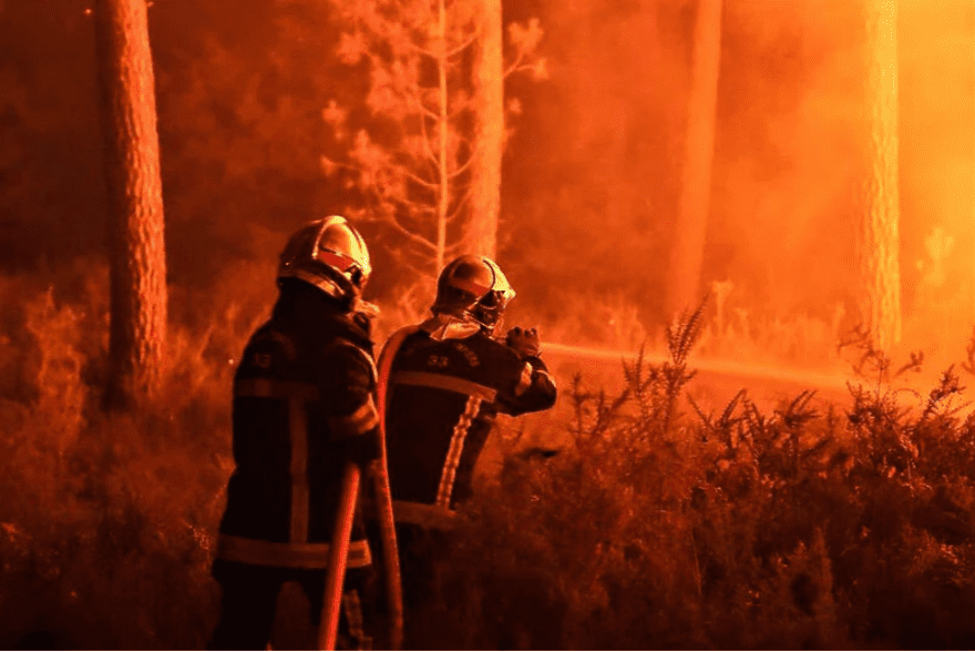 Požari na jugu Francuske, vatrena stihija uništila blizu 7.000 hektara šume