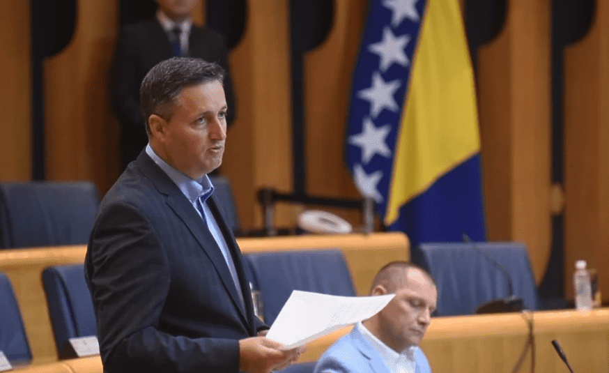 Bećirović tražio formiranje istražne komisije koja će utvrditi kako su povećane plate: Odbijeno je