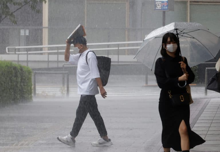 Dvije osobe stradale u tropskoj oluji u Japanu, 130.000 domova bez struje