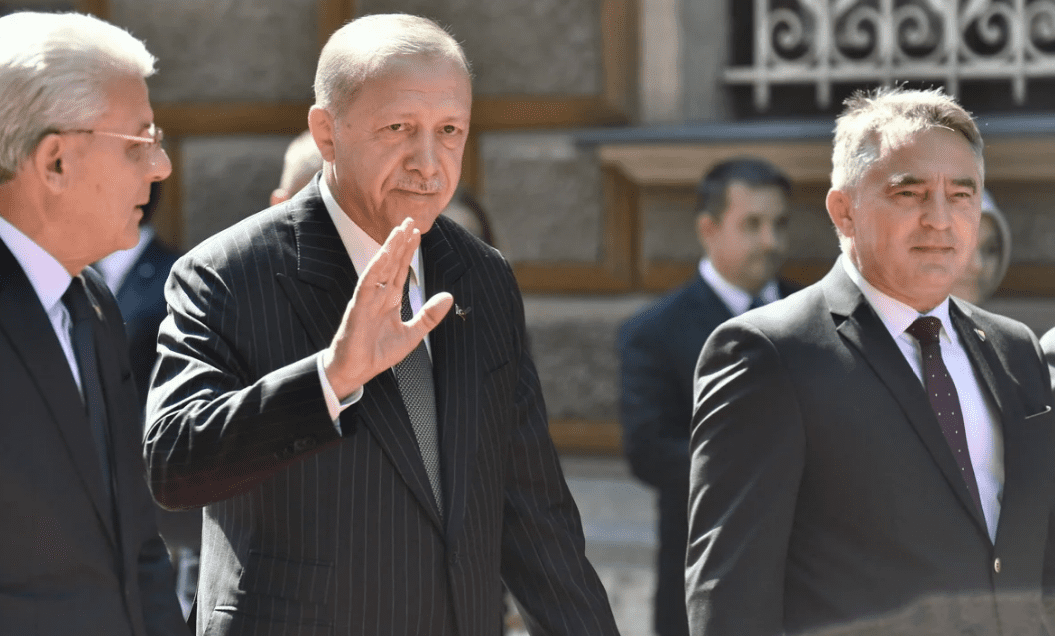 Erdogan ispred zgrade Predsjedništva dočekan uz najviše počasti