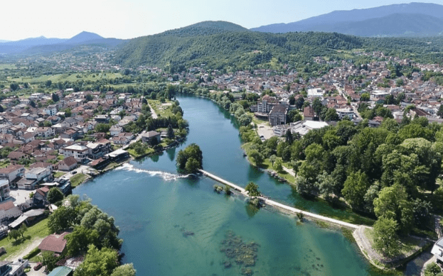 Muškarac u Bihaću sa mosta upao u Unu, spasila ga policijska patrola