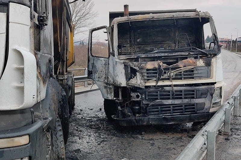Nekoliko kamiona zapaljeno na barikadama na sjeveru Kosova