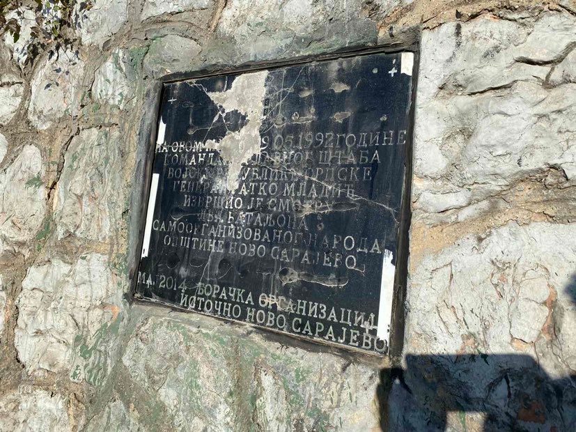 Ponovo oštećena spomen-ploča ratnom zločincu Ratku Mladiću na Vracama