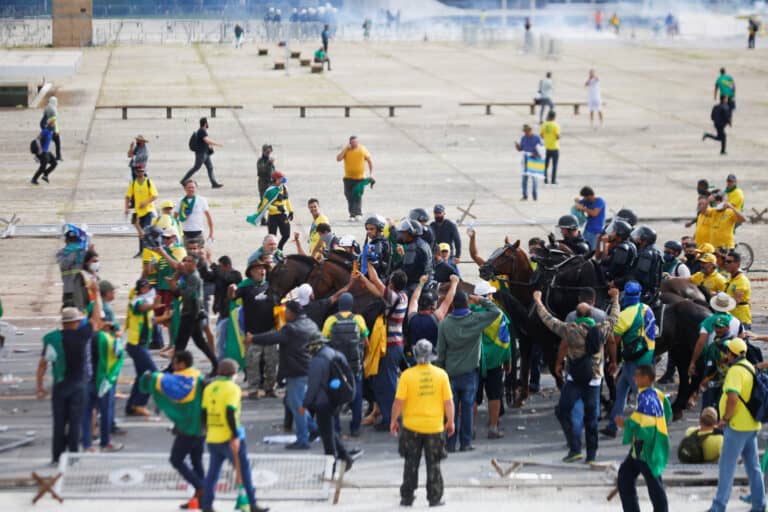 Haos u Brazilu: Bolsonarove pristaše upale u institucije države 