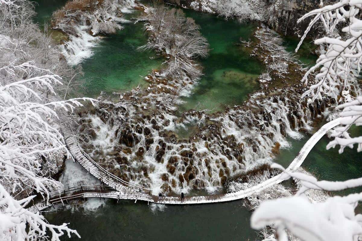 Zimska idila na Plitvičkim jezerima: Pogledajte kako izgleda nacionalni park prekriven snijegom