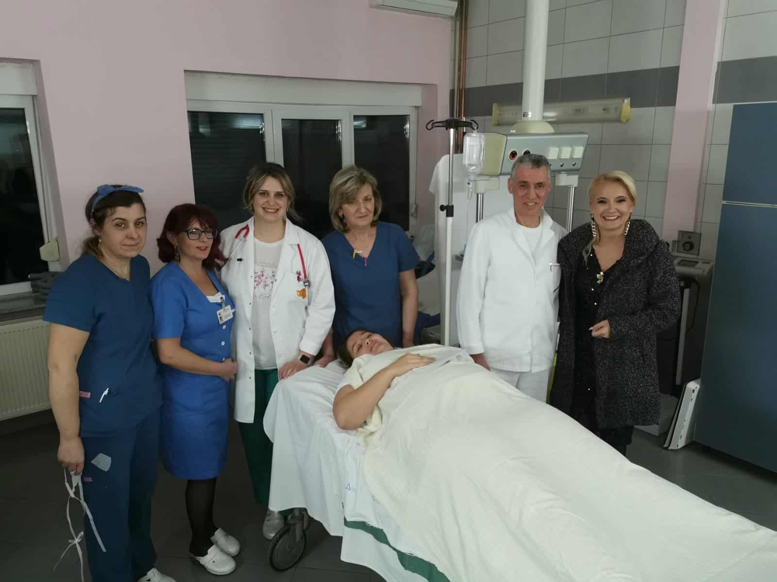 Gradonačelnica Jasmina Ćoralić darovala prvu bebu rođenu u 2023. godini u Bihaću