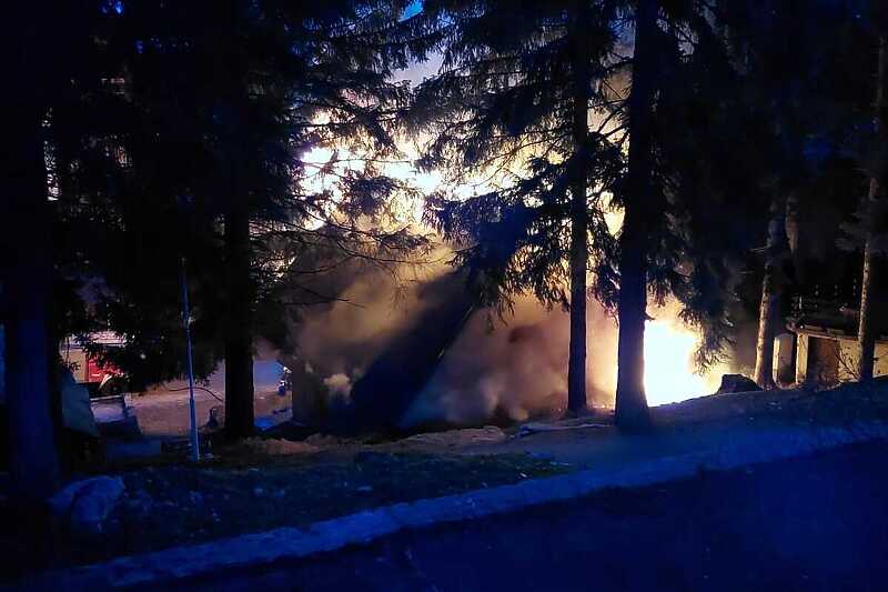 Požar na Vlašiću: Gorjela vikendica, evakuisano devet osoba