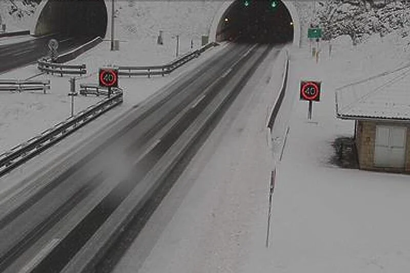 Hrvatska: Stigla promjena vremena, obilne snježne padavine već stvaraju problem vozačima