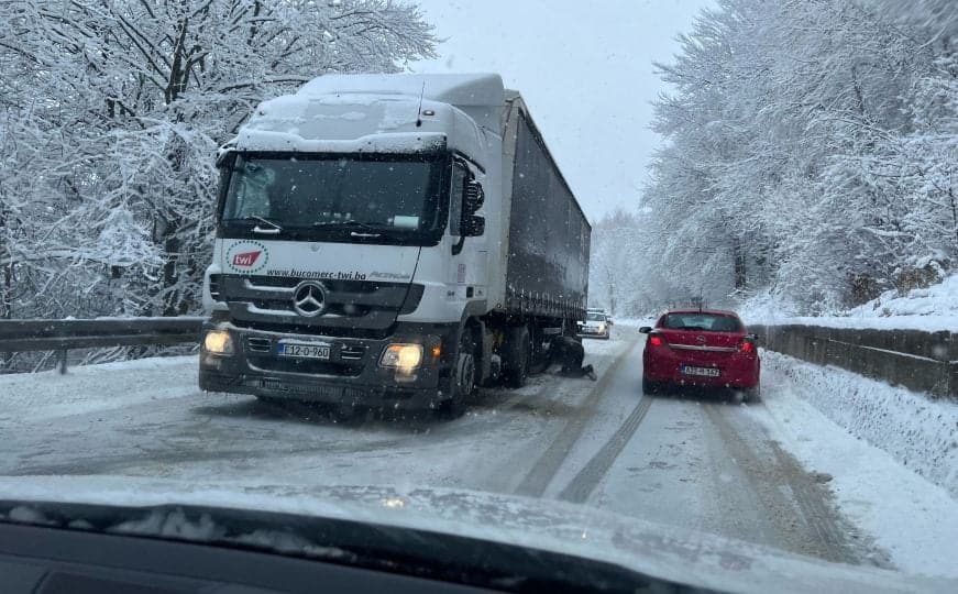 Saobraćaj usporen širom BiH, raskvašen snijeg i poledica na kolovozu